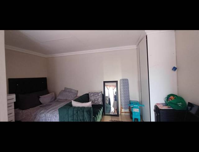 18 BEDROOM HOUSE FOR SALE IN KEMPTON PARK WEST